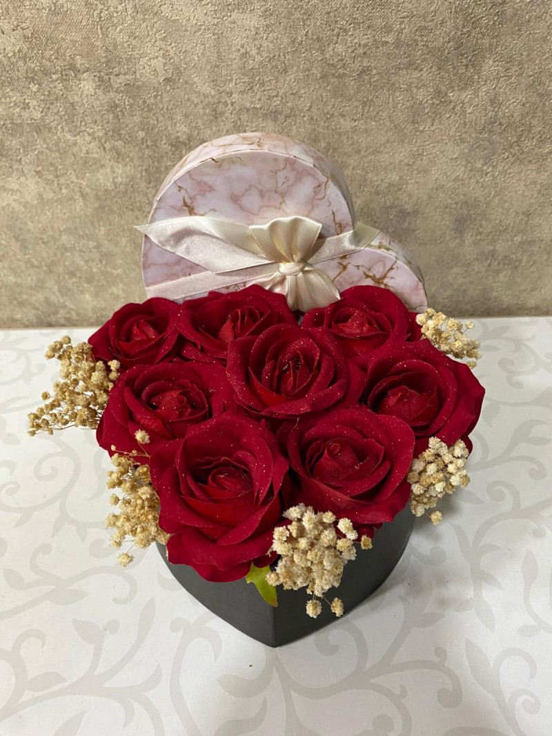 8 Adet Kutuda Gül Aranjmanı