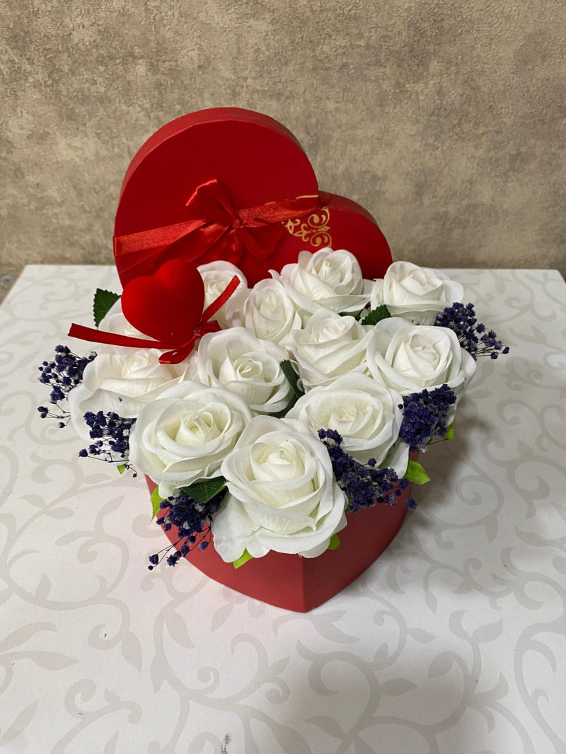 Kalpli Kutuda Beyaz Güller