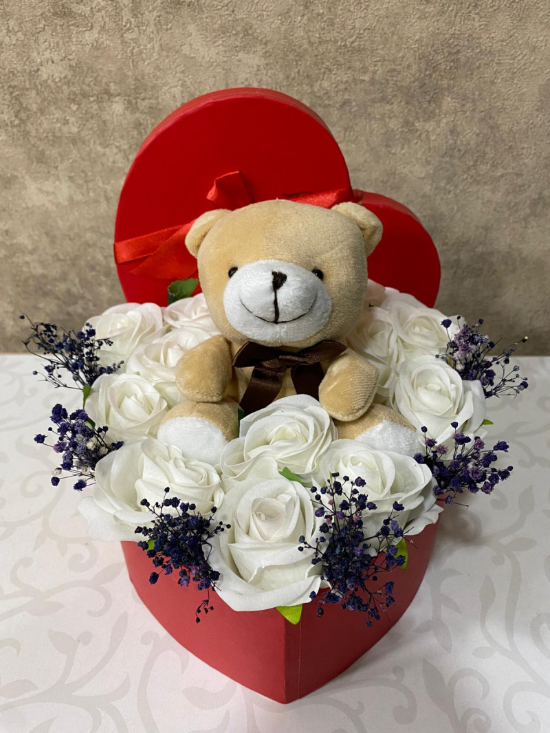 Kalpli Kutuda Ayıcıklı Beyaz Güller