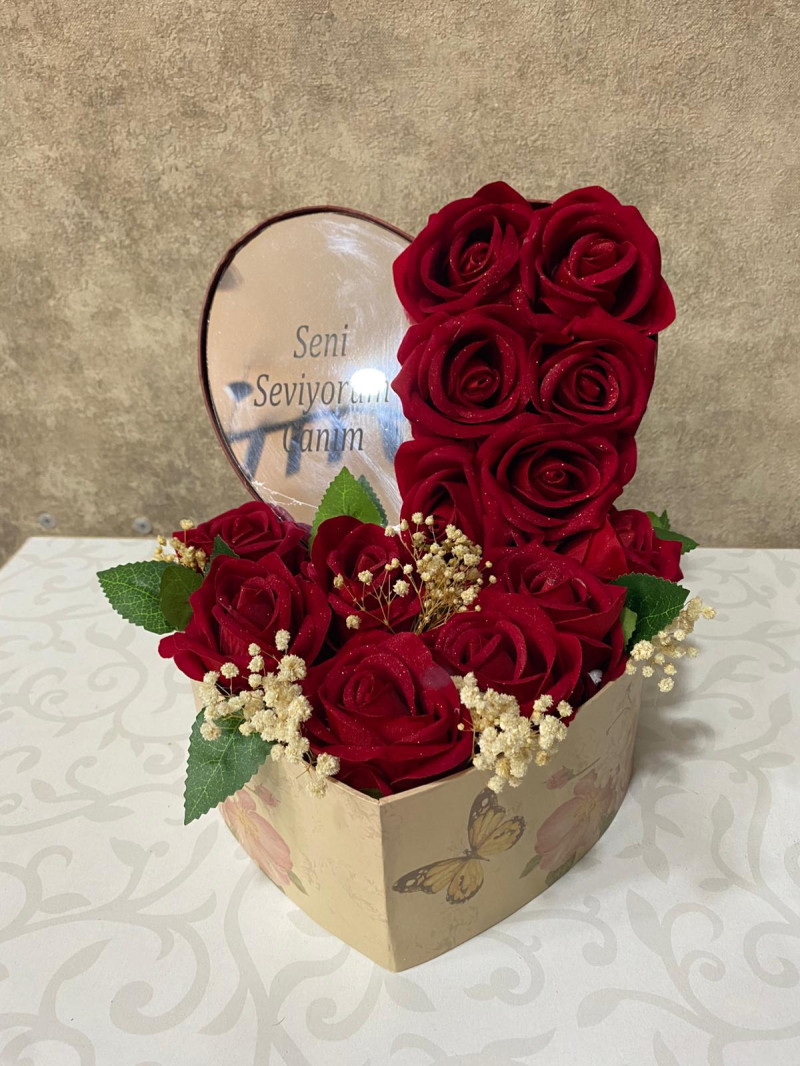 Aynalı Kalpli Kutuda Yapay Güller
