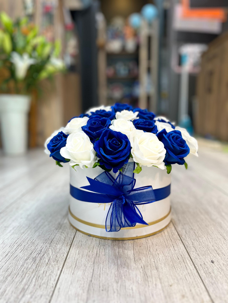 Kutuda Mavi ve Beyaz Gül Aranjmanı 