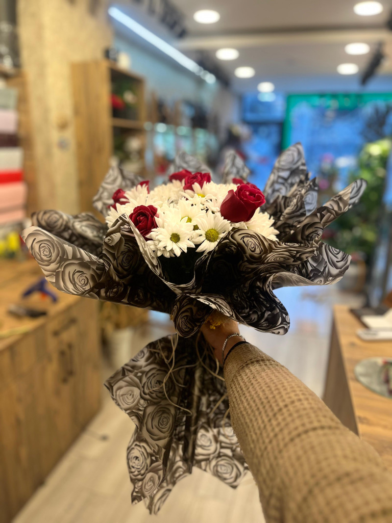 8 Kırmızı Gül ve Papatya Buketi