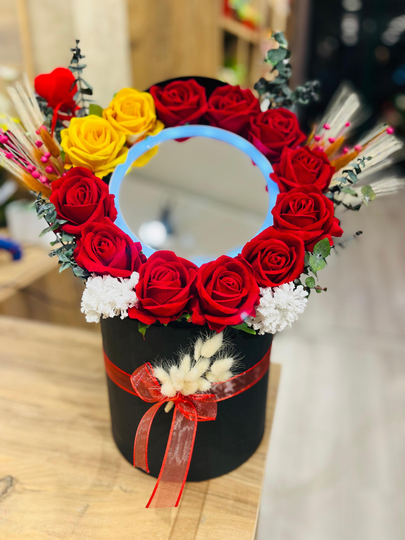 Makyaj Aynalı Kutuda Kırmızı ve Sarı Yapay Gül